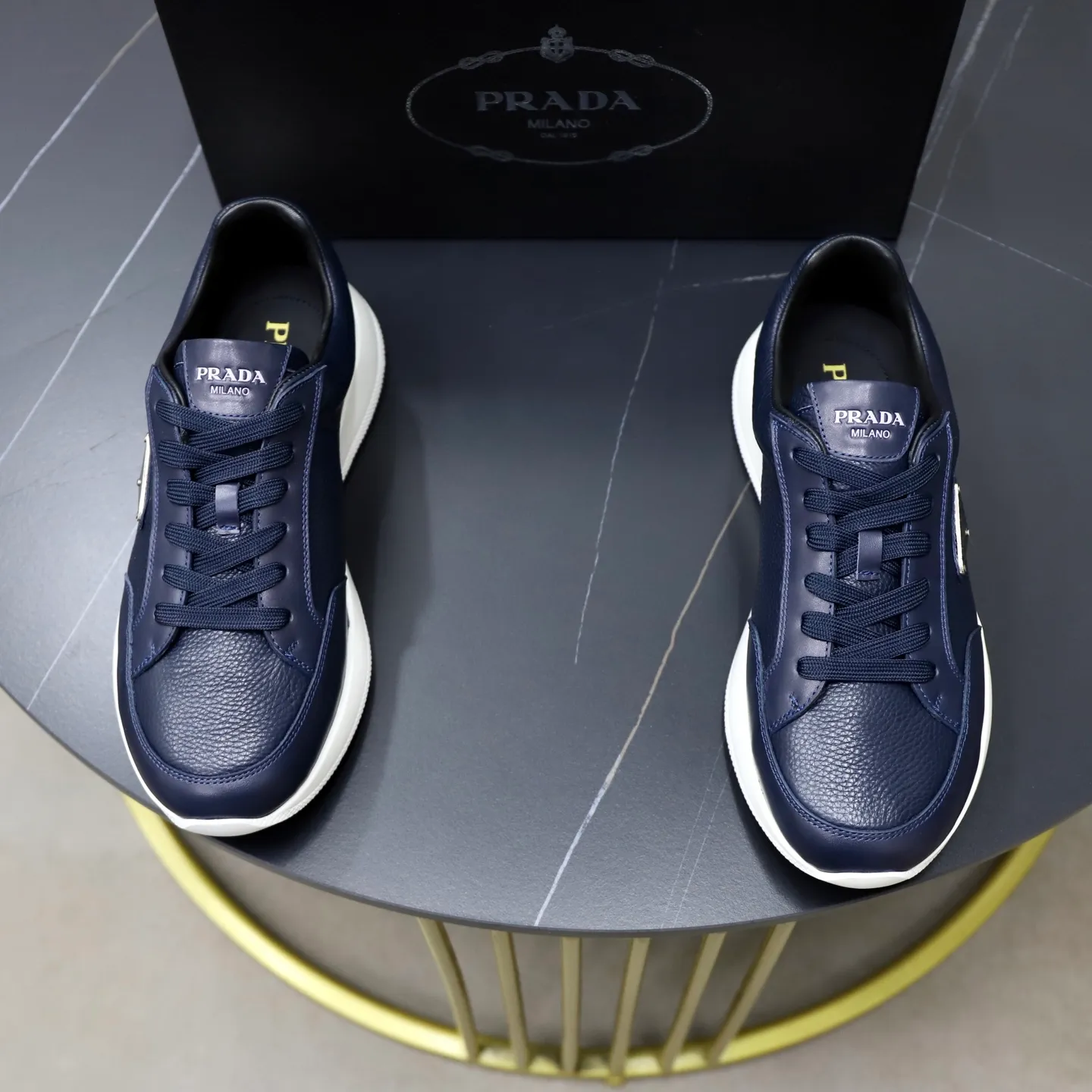 Factory price: 740💰Top original order Brand: PRADA (Prada) Standard code: Men's size 38/44 (45 can be customized) Grade: Same as the official website Material: Original cowhide stitching imported cowhide lining Original combination two-color wear-resistant soft outsole Style category: Leisure and sports version Young fashion European and American trend British style Color: Real picture color